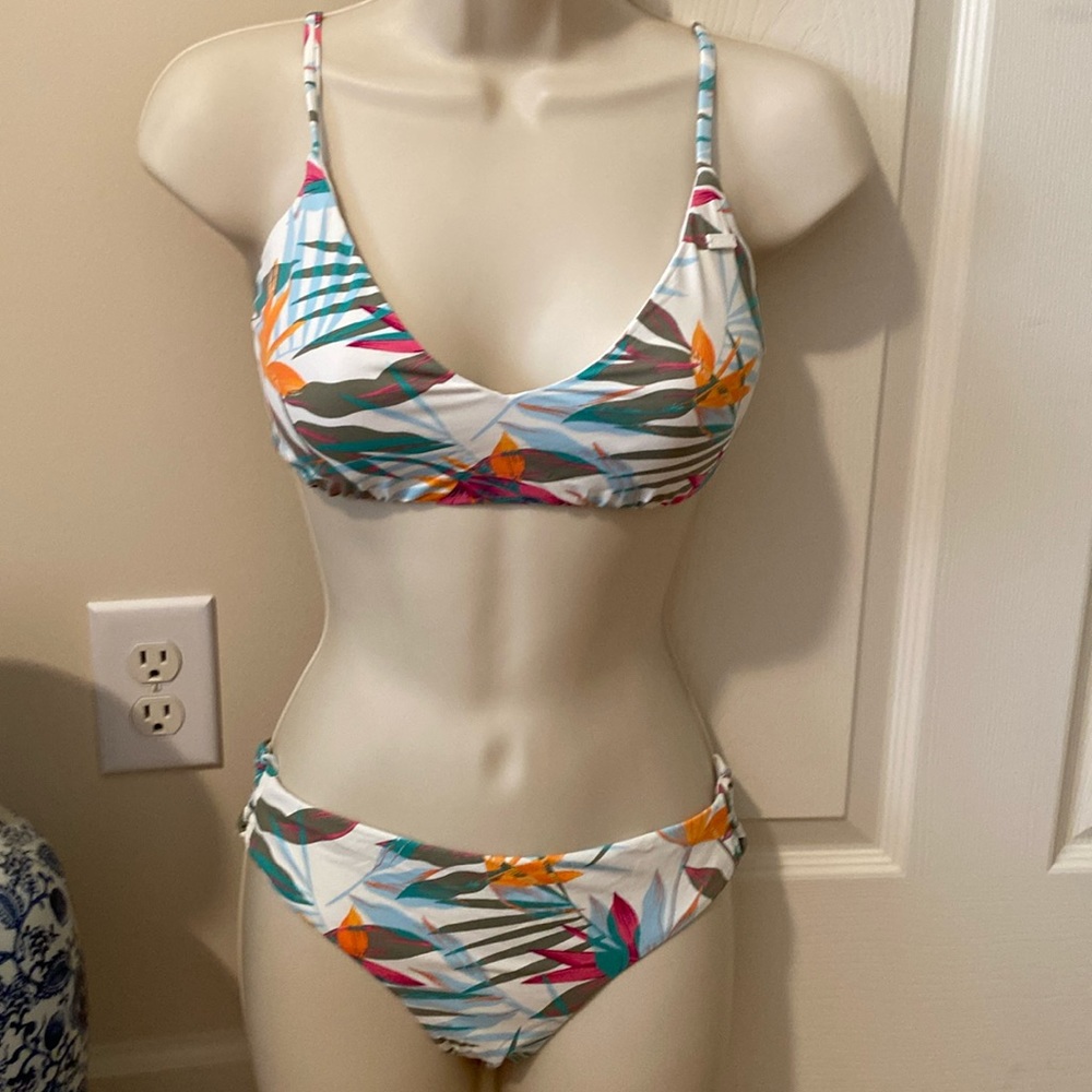 NWT 🔥 Roxy Bikini Floral - Large Top / Small Bottoms